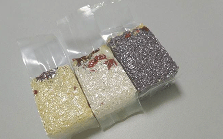 真空包裝袋為增加其性能通常采用多種材質(zhì)復合而成，常見的復合方法有：干法復合、擠出復合、共擠出復合、無溶劑復合、涂布復合、蒸鍍復合、熱熔膠復合等。其中干法復合是國內(nèi)復合真空包裝袋材料生產(chǎn)中應(yīng)用較為廣泛的，那么，真空包裝袋為什么大多采用干法復合？